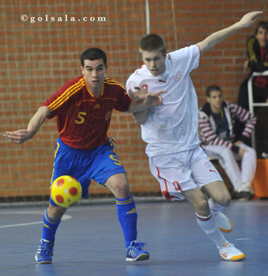 The Swiss Jean-Noël Roche is everywhere: here against Barroso... (Photo courtesy: Enrique Serrano - GOLSALA)