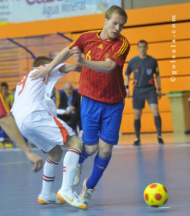 ... and finally facing the Albacete's Ernesto! (Photo courtesy: Enrique Serrano - GOLSALA)