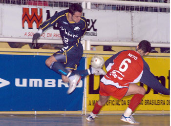 Falco (Malwee /Jaragu) against Neto (Ulbra): the Brazilian star was not enough for Malwee /Jaragu (Photo courtesy: Joo Pires )