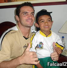 Falcão with a young fan in Colombia (Photo courtesy: Falcão 12 Official Web Site)