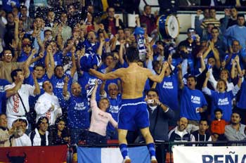 What a moment for Playas: Fali celebrating his victory goal with the biancoazul torcida! (Photo courtesy: Enrique Serrano - LNFS)