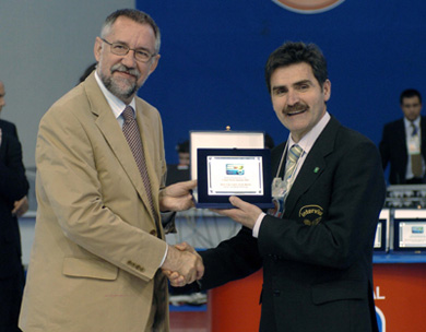 Jesus Candelas awarded as Best Club Coach of the World - Futsalplanet Awards 2004 (Photo courtesy: Enrique Serrano - LNFS)
