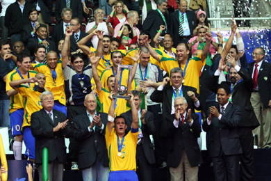 Vinicius and... a cup dreamed for twelve years! (Photo courtesy: CBFS)