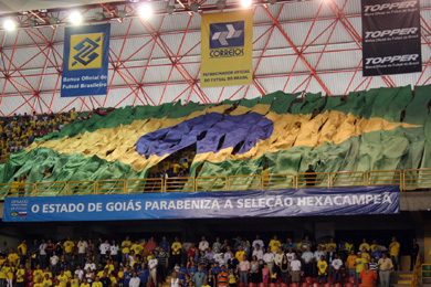Goiania*s torcida paying tribute to the best national team of the world! (Photo courtesy: CBFS)