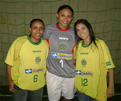 Wearing the Brazilian National team shirt, here with Lala and Jessiquinha (Photo courtesy: Jaguarè Esporte Clube)