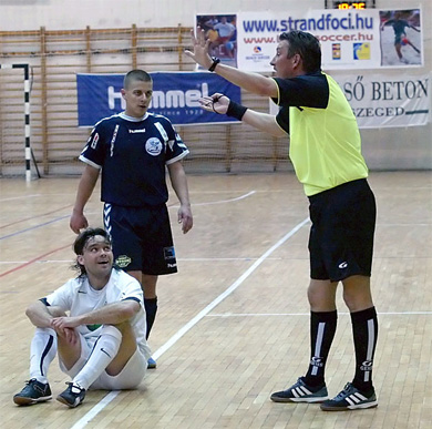 Players respect (Photo courtesy: Miklos Biszkup)