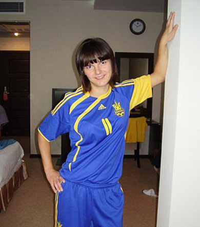 Alina Gorobets wearing the Ukrainian national team shirt! (Photo courtesy: Belichanka-93)