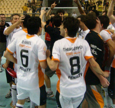 The shirt number 8 of Carlos Barbosa is now well know in Brazil! (Photo courtesy: ACBF)