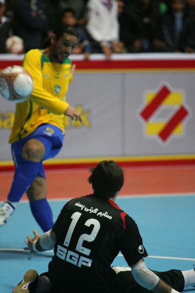 When you're a great goalkeeper, you meet great pivots... (Photo courtesy: IRIFF)