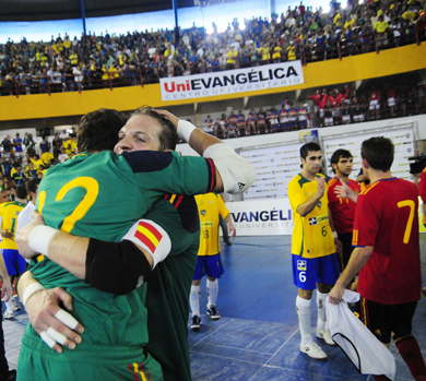 Juanjo and Luis Amado, the spanish goal is protected (Photo courtesy: CBFS)