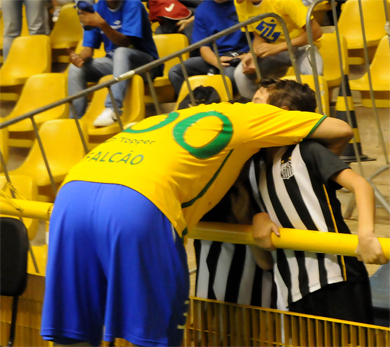 A big hug for his santistas sons, celebrating his 300 goals for Brazil (Photo courtesy: CBFS)