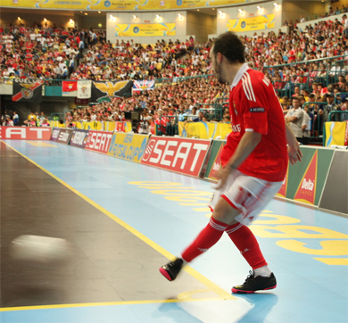 The celeber no look pass, registered trademark by Ricardinho (Photo courtesy: Luis Neves)