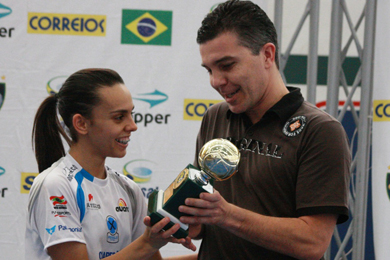 Getting a prize from Pipoca is even better! (Photo courtesy: Female Futsal)