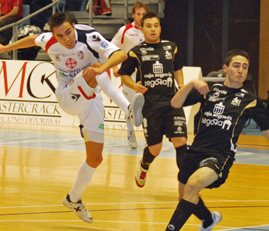 Aicardo vs Caja Segovia*s Borja: two pure talents in Division de Honor (Photo courtesy: Lobelle de Santiago)