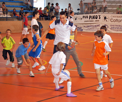 Following his example those children can be the future stars of spanish and international futsal! (Photo courtesy: Lobelle de Santiago)