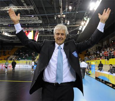 The UEFA Futsal Cup is a worth reason to feature a jacket and tie, once in a lifetime! (Photo courtesy: Montesilvano c5)