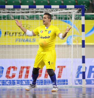 Ball under the shirt after scoring to Benfica: dedicated to his wife and to their 