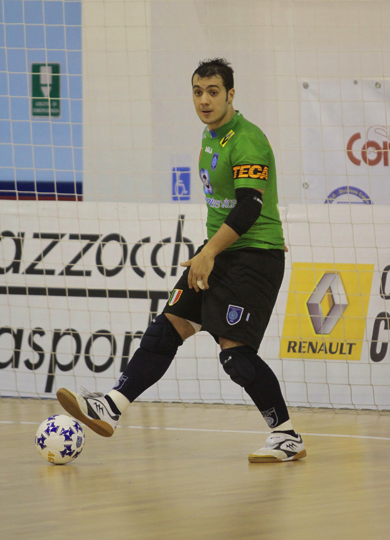 A modern keeper knows how to manage the ball (Photo courtesy: Montesilvano c5)