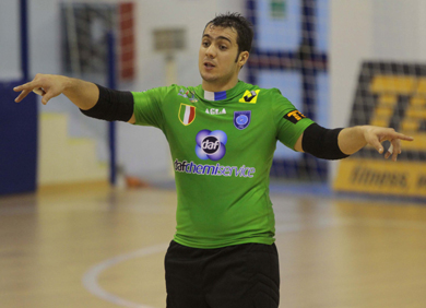 Leading his defense (Photo courtesy: Montesilvano c5)