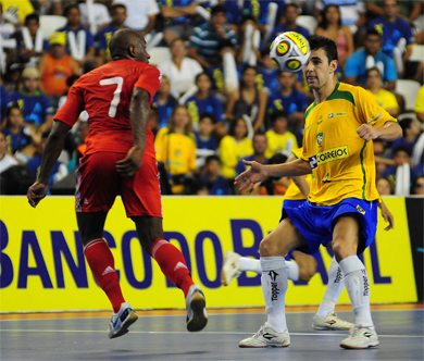 Pula vs Neto, brazilian derby in Manaus wearing different shirts (Photo courtesy: CBFS)