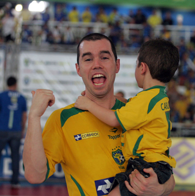 Little Enzo can be proud of his winning dad Carlinhos! (Photo courtesy: CBFS)