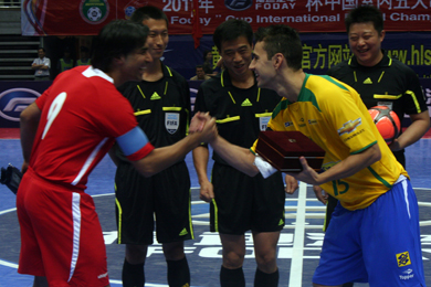 Vahid Shamsaee and Neto shaking hands in Hangzhou (Photo courtesy: CBFS)