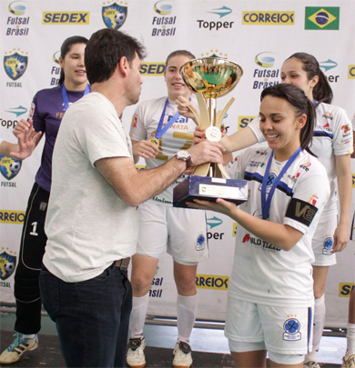Getting the Ta�a Brasil trophy by the hands of Vander Iacovino (Photo courtesy: CBFS)