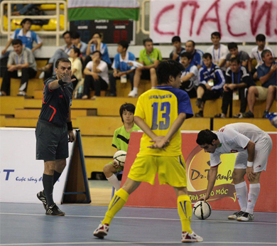 A good ref gain authority without being authoritarian (Photo courtesy: Turkmenistan FA)