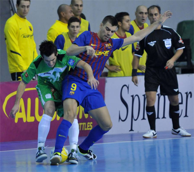 Inter Movistar*s Rato knows the pain to meet el bufalo on the pitch (Photo courtesy: Enrique Serrano - Golsala.com)