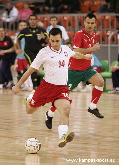 Bartosz Leszyk observed by Aleksandr Chernik (Photo courtesy: Kamil Pastusiak - Sports Photography Agency KamPas Sport)