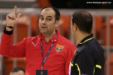 Vasil Skenderovski in talks with referees (Photo courtesy: Kamil Pastusiak - Sports Photography Agency KamPas Sport)