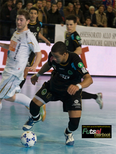 The impressive pivot of Augusta, Kaką, in action (Photo courtesy: GC Edizioni - Italian & International Futsal Yearbook - Season 2007/2008)