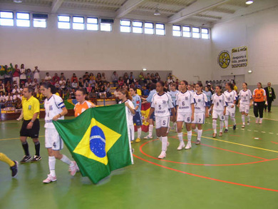 Few seconds before the final match: FSF Tecnocasa Mostóles and Associação Sabesp/São Paulo (Photo courtesy: Kebrostress)