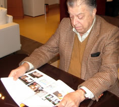 Ciro Fonto de Souza having a look at the Olympic Futsal Book (Photo courtesy: FPFS)