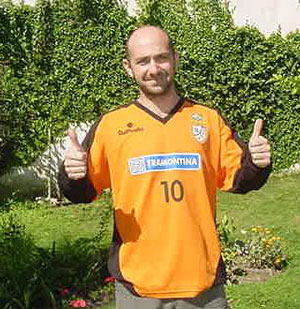 Washingtor Rodriguez Cambre Wally showing the Futsalplanet Quiz Prize!