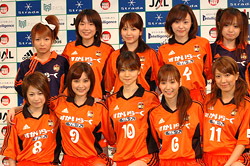 Members of the Gatas Brilhantes H.P. futsal team pose together (Photo courtesy: Mainichi Daily News)