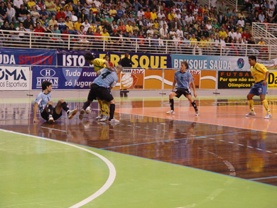 A confused action between Brazil and Uruguay (Photo courtesy: Beto Costa - CBFS)