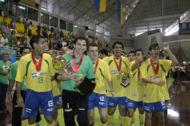 Brazil celebrating the first prestigious triumph of the Pc's era... (Photo courtesy: Beto Costa - CBFS)
