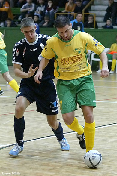 Janos Madarasz vs Sandor Tth (Photo courtesy: Miklos Biszkup - www.futsal.hu)
