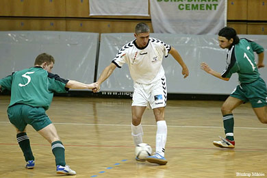 Hand in hand: Lszl Nmeth found an original way to stop Jnos Madarsz (Photo courtesy: Miklos Biszkup - www.futsal.hu) (Photo courtesy: Miklos Biszkup - www.futsal.hu)
