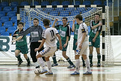 Gbor Simonyi*s free kick (Photo courtesy: Miklos Biszkup - www.futsal.hu)