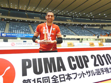 The brazilian keeper of Shriker Osaka, Igor, with the Puma Cup 2010 trophy (Photo courtesy: Shriker Osaka Web Site)
