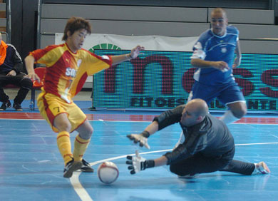 Brad Pope saving Pittsburgh against the Inaba's attempt (Photo courtesy: Enrique Serrano - LNFS)