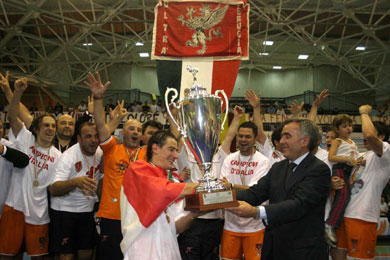 Riccardo Gaucci receiving the Italian champion trophy from the Italian Futsal Committee president Fabrizio Tonelli(Photo courtesy: Carlo Giuliani)