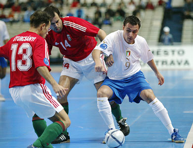 Fabiano (Italy) in action between Gyurcsanyi and Miklos Toth (Photo courtesy: Joe Pepler - UEFA.com)