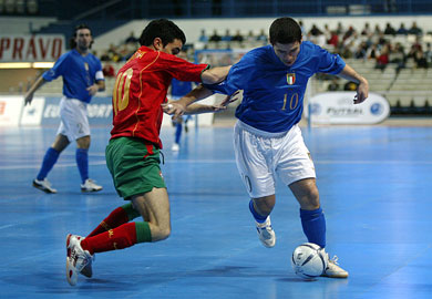 Numbers 10 duel: Adriano Foglia (Italy) vs Z Maria (Portugal) (Photo courtesy: Joe Pepler - UEFA.com)
