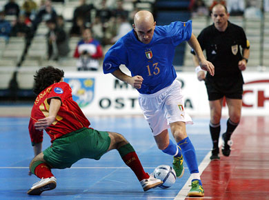 Will Israel (Por) stop Seco (Ita)? (Photo courtesy: Joe Pepler - UEFA.com)