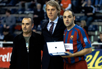 Javi Rodriguez awarded as best player of the year 2005 - Futsalplanet Awards (Photo courtesy: David Gispert)