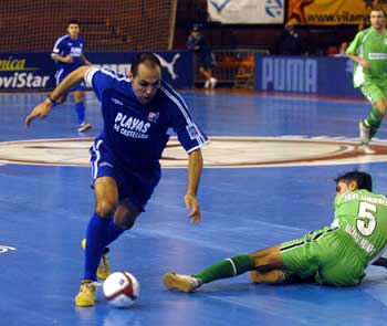 Javi Limones (Boomerang) could not stop Javi Rodriguez (Playas) (Photo courtesy: Enrique Serrano - LNFS)