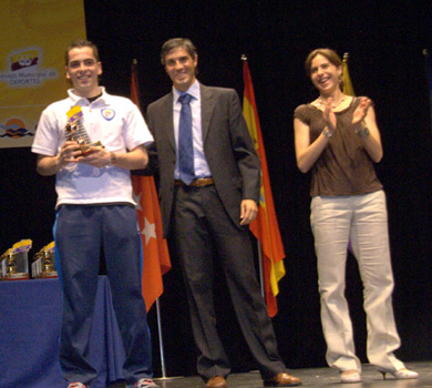 Jesús, here with Javi Limones, awarded by the Torrejon De Ardoz administration (Photo courtesy: Ayuntamiento de Torrejon de Ardoz - Concejalia de Deportes Web Site)
